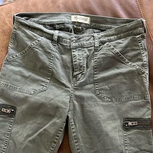 Madewell Skinny Cargo Pants in Olive. Size 29.